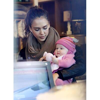 Jessica Alba: Weihnachts-Shopping mit ihren süßen Mädchen