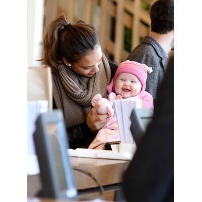 Jessica Alba: Weihnachts-Shopping mit ihren süßen Mädchen