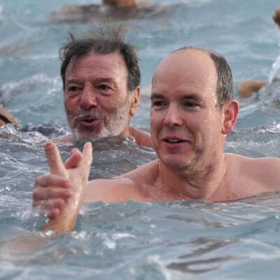 Wenn es die Tradition verlangt, springt Albert ins kalte Wasser.