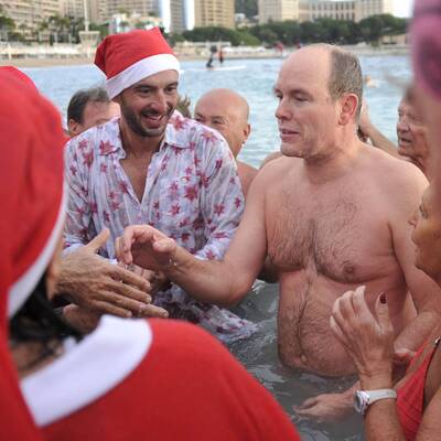 Wenn es die Tradition verlangt, springt Albert ins kalte Wasser.
