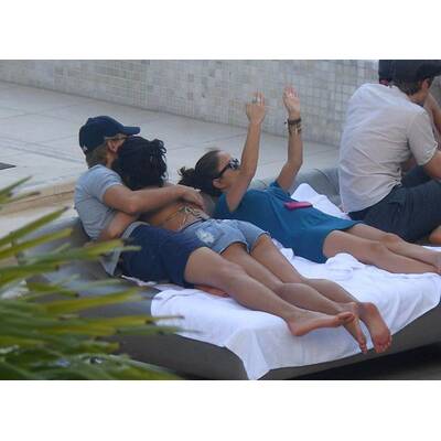 Vanessa Hudgens zeigt ihre Liebe