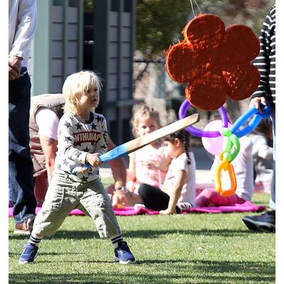 Stylisch: Stefani mit Kids im Park