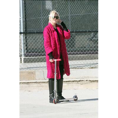 Stylisch: Stefani mit Kids im Park