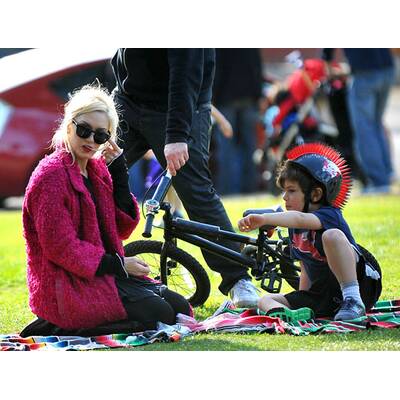 Stylisch: Stefani mit Kids im Park