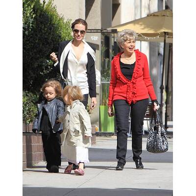 Angelina Jolie: Unterwegs mit den Zwillingen und Oma Jane