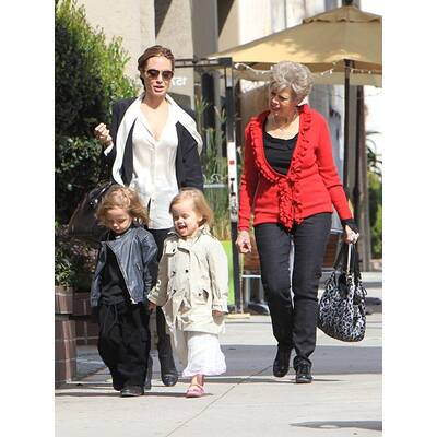 Angelina Jolie: Unterwegs mit den Zwillingen und Oma Jane