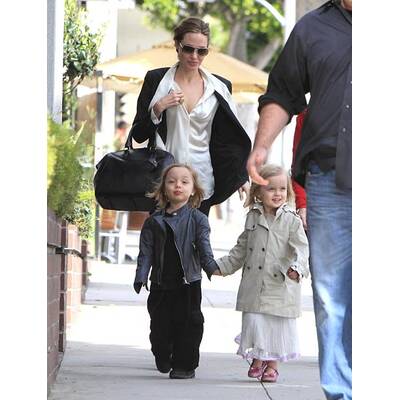 Angelina Jolie: Unterwegs mit den Zwillingen und Oma Jane