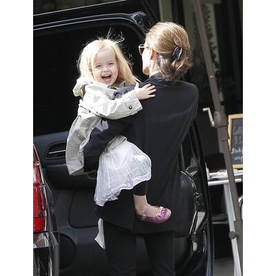 Angelina Jolie: Unterwegs mit den Zwillingen und Oma Jane