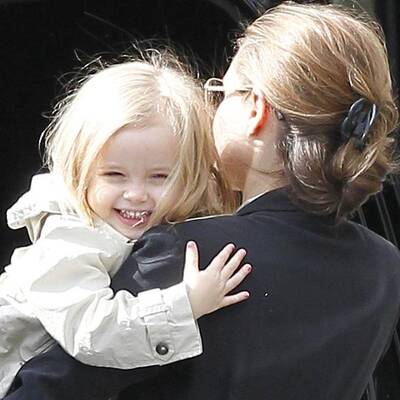 Angelina Jolie: Unterwegs mit den Zwillingen und Oma Jane