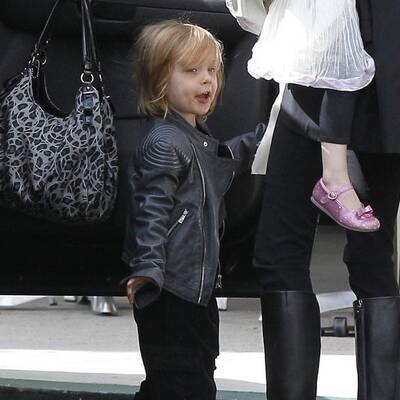 Angelina Jolie: Unterwegs mit den Zwillingen und Oma Jane