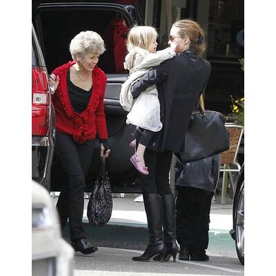 Angelina Jolie: Unterwegs mit den Zwillingen und Oma Jane