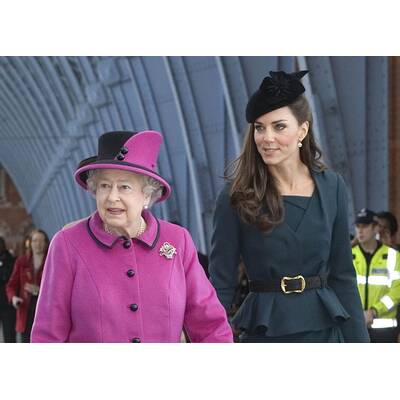 Kate strahlt die Krise mit Elisabeth II weg