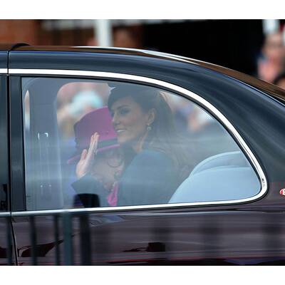 Kate strahlt die Krise mit Elisabeth II weg
