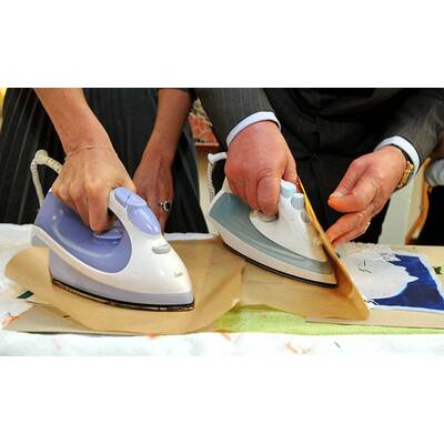 Charles & Kate: Bügeln für den guten Zweck