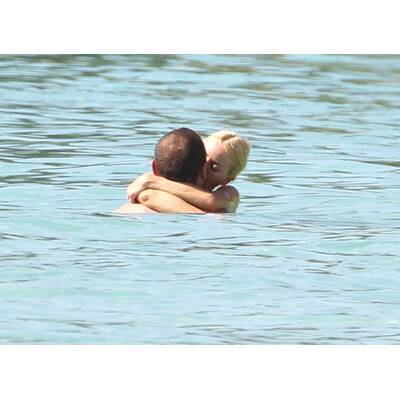 Knutschen in den Wellen...