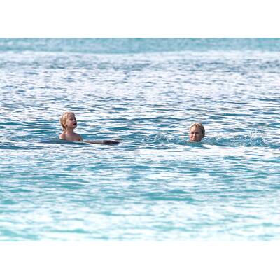 Knutschen in den Wellen...