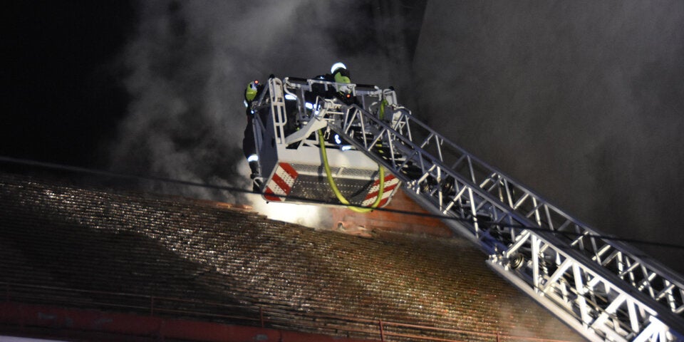 Spektakulärer Dachbrand mitten in Wien