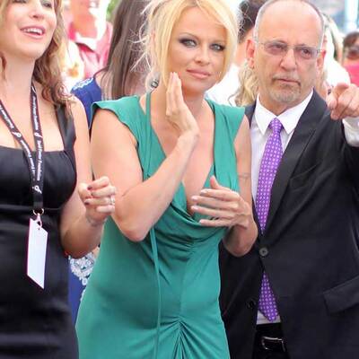 Pamela Anderson zeigt Bauch