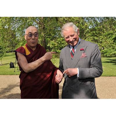 Prinz Charles & Camilla: Charles und der Dalai Lama halten Händchen