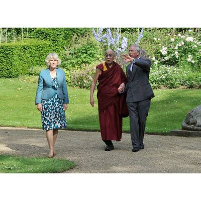 Prinz Charles & Camilla: Charles und der Dalai Lama halten Händchen