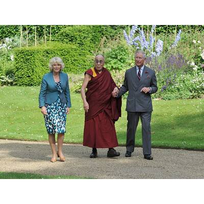 Prinz Charles & Camilla: Charles und der Dalai Lama halten Händchen