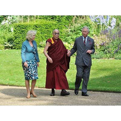 Prinz Charles & Camilla: Charles und der Dalai Lama halten Händchen