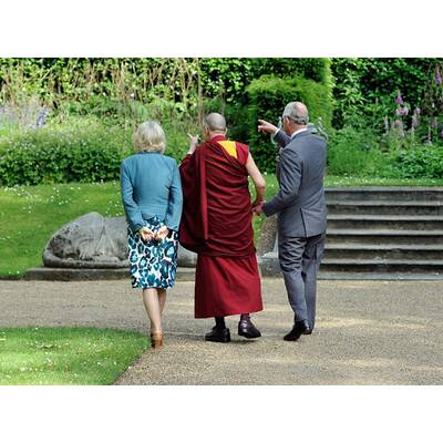 Prinz Charles & Camilla: Charles und der Dalai Lama halten Händchen