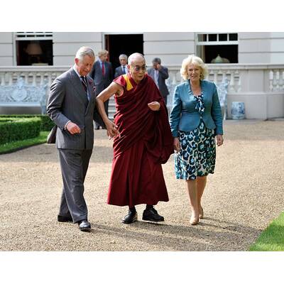 Prinz Charles & Camilla: Charles und der Dalai Lama halten Händchen