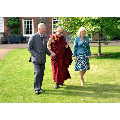 Prinz Charles & Camilla: Charles und der Dalai Lama halten Händchen