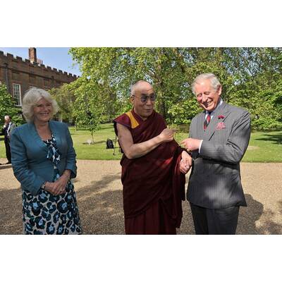 Prinz Charles & Camilla: Charles und der Dalai Lama halten Händchen