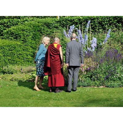 Prinz Charles & Camilla: Charles und der Dalai Lama halten Händchen