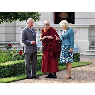 Prinz Charles & Camilla: Charles und der Dalai Lama halten Händchen