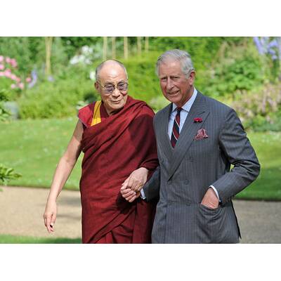 Prinz Charles & Camilla: Charles und der Dalai Lama halten Händchen