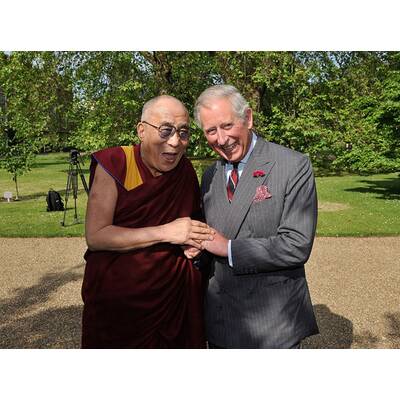 Prinz Charles & Camilla: Charles und der Dalai Lama halten Händchen