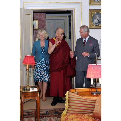 Prinz Charles & Camilla: Charles und der Dalai Lama halten Händchen