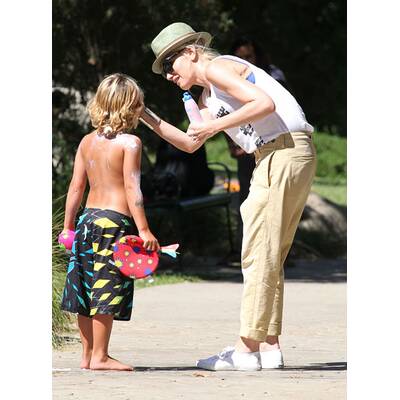 Gwen Stefani schütz sich vor Sonnenstrahlen