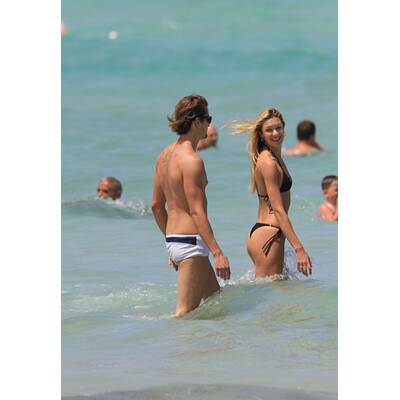 Candice Swanepoel: Sexy in Miami