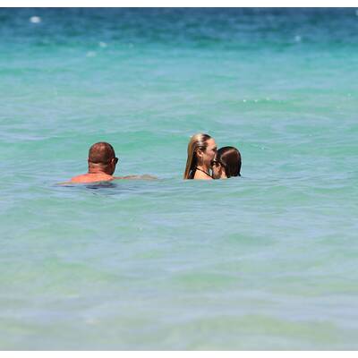 Candice Swanepoel: Sexy in Miami