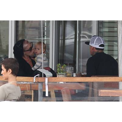 Pink: Unterwegs mit Mann und Kind