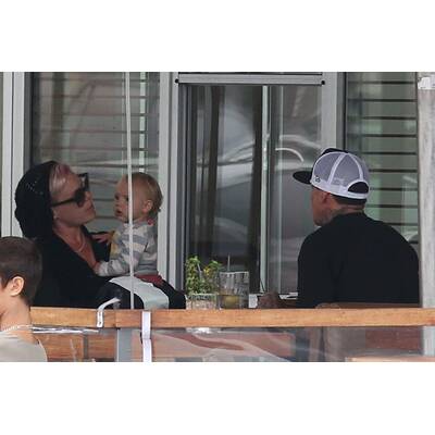 Pink: Unterwegs mit Mann und Kind