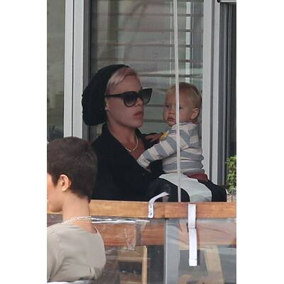 Pink: Unterwegs mit Mann und Kind