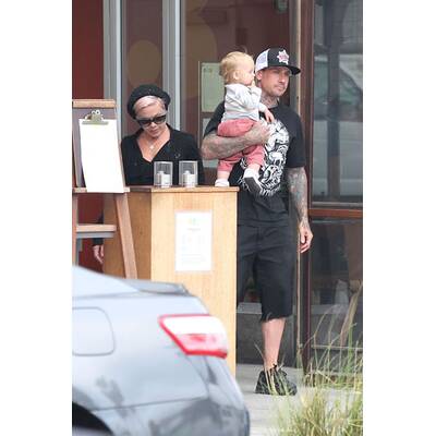 Pink: Unterwegs mit Mann und Kind