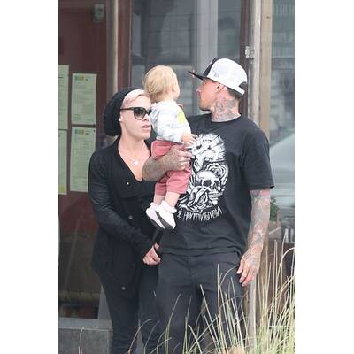 Pink: Unterwegs mit Mann und Kind