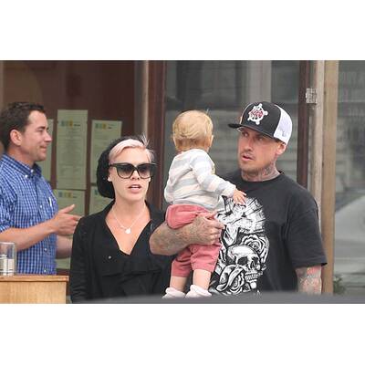 Pink: Unterwegs mit Mann und Kind