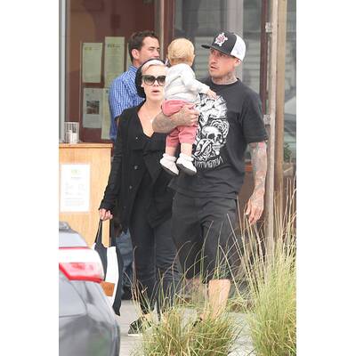 Pink: Unterwegs mit Mann und Kind