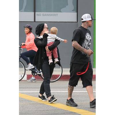 Pink: Unterwegs mit Mann und Kind