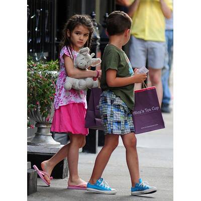 Suri: Katie Holmes lenkt Tochter von Scheidung ab