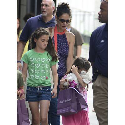 Suri: Katie Holmes lenkt Tochter von Scheidung ab