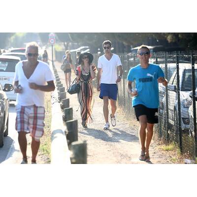 Paris Hilton mit Hut und Fächer