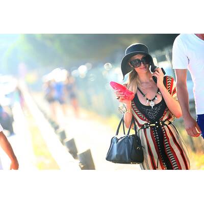 Paris Hilton mit Hut und Fächer